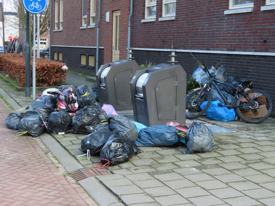 912323 Afbeelding van de rotzooi die geplaatst is naast de ondergrondse vuilniscontainers op de Nyevelthof te De Meern ...